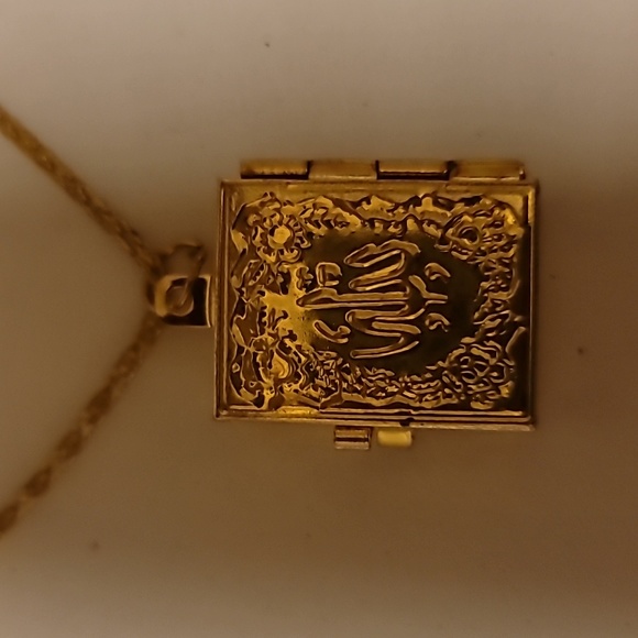 Gold Qur'an shape Locket Necklace - Picture 1 of 9